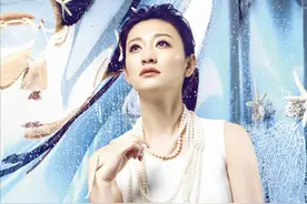 范冰冰同框李小冉，一个穿娃娃裙一个穿纱裙，真看不出哪个更年轻图片