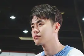 张云雷，穿上休闲装也超帅气，台下的二爷青春阳光自成风格图片