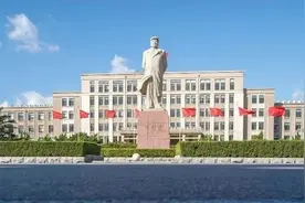 辽宁“超壕”大学：坐拥6.2公顷景观湖，宿舍秒变“湖景房”！网友：又一虐狗圣地！图片