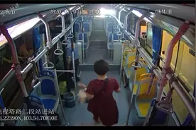 家长一时大意，暖心司机送娃回家图片