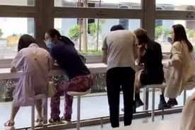“撩汉达人”反被撩！杨幂商场遇口罩男搭讪送饮料，高情商化解图片