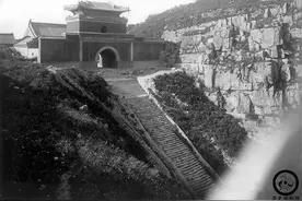 百年前的山东老照片：图1是济南的“箭楼”，图8是泰山南天门图片