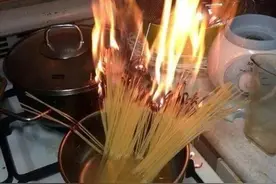 不堪入目厨艺翻车现场！保证你笑到泪奔，沙雕网友们太硬核了！图片