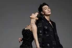 陈紫函与老公晒合照，抹胸裙高开叉设计，拍照姿势赶快艾特男朋友图片