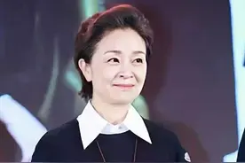 63岁刘莉莉亲和接地气，穿衬衫搭阔腿裤清凉大方，妈妈们照穿好美图片