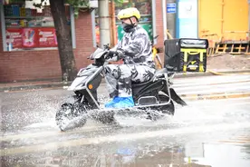 暴雨中沈城外卖订单翻一番，外卖小哥全员在岗正常服务图片