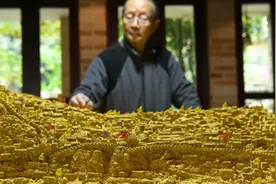 老人用泡沫塑料把“重庆”雕了出来，一百多条街道和地标完美重现图片