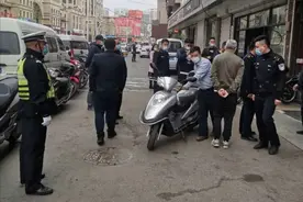 长春南关交警与多部门联合执法对长春大马路两侧商家违停车辆及占道经营开展清理图片
