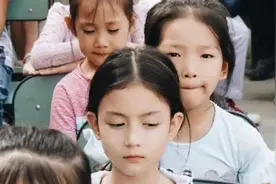幼儿园“高颜值女孩”走红，人群里一眼捕捉，网友：天生的主角图片