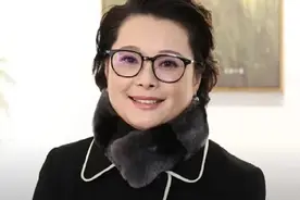 47岁袁立发福显富态，打扮精致似阔太，嫁小11岁老公至今无子图片