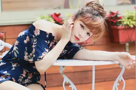 夏日露肩碎花连身裙，看看是不是你爱的款式吧图片