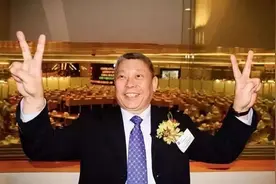 赔光一个亿的小混混，有7个老婆9个娃，身价53亿美元，太牛了图片