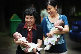 双胞胎姐妹一个北方姥姥养，一个南方奶奶带，4年后的差距很明显图片