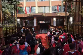 宝爸宝妈太开心：终于解放啦！ 昆明小学低年级开学，上午10点上学，下午2点半放学图片