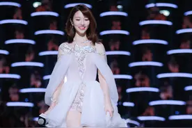 对比2021年各大卫视跨年晚会 还是江苏台的女主持张纯烨好看图片