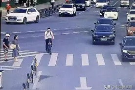 派出所女辅警上班迟到，领导却给她点赞！图片