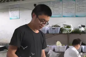 高考前一天父亲去世，男孩打暑假工挣学费，班主任：他学习刻苦，高考没发挥好图片