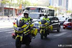 江苏南通：帅！带你直击南通铁骑训练现场图片