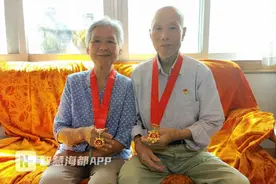 耄耋老党员夫妻，深情演绎“红色浪漫”图片