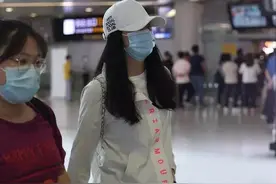 “晴儿”王艳罕露面，双手插兜走路超飒，46岁身型依然如少女图片