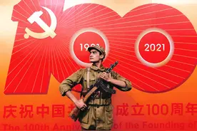 维吾尔族小伙儿参演《伟大征程》：终于有机会作为党员奉献图片