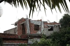 大叔为省钱自建一栋楼，结果成这样，网友：墙都不扶就服你图片