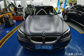 8万买台战斗灰宝马530，撕掉车膜难忍爆粗，竟如此偷工减料？图片
