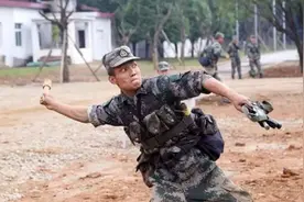 抗日神剧：手榴弹能扔200米远，解放军：最远也就扔到102米图片