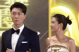 无线台庆红毯：名场面！老婆陈自瑶独美，老公王浩信挽着蔡思贝图片