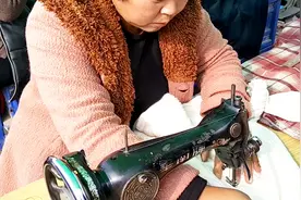 农村大姐大街上修衣服，用的还是老式缝纫机，机器已经用了30年了视频封面