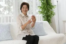 59岁老人再婚，该不该领结婚证？听听一位过来人的心里话图片
