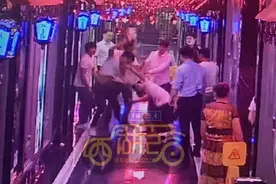 手这么欠？男子KTV喝酒对边上女孩“动手动脚”，结果有人看不下去了.....图片