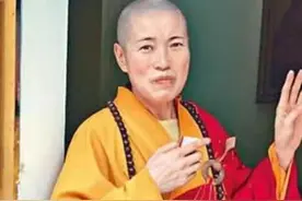 主持释智定：与两位和尚假成亲，开豪车住豪宅，僧袍里还穿黑丝图片