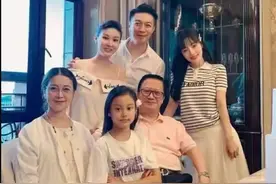 李小璐更新近况，晒出一家人团聚照，绯闻男友马智宇也在场图片