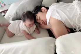 王祖蓝被俩女儿甜蜜叫醒，天韵温柔海静“粗暴”，父女仨互动有爱图片