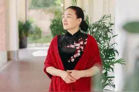 这位50+的妈妈洋气！“中国风”穿搭简单日常，优雅与魅力并存图片