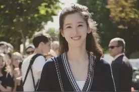 章泽天不愧是"豪门阔太"！气质高贵长腿吸睛，针织衫配短裤也惊艳图片