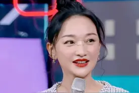 周迅躺着玩手机把鼻梁骨砸伤！于朦胧左眼超肿，周一围带伤拍戏图片