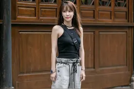 “上紧下松”穿搭法真的不挑年龄，各有各的美，赚足回头率图片