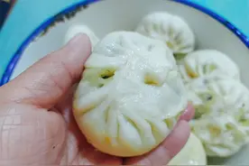 春天吃包子，韭菜馅靠边，用茼蒿做馅，一顿5个都不够图片