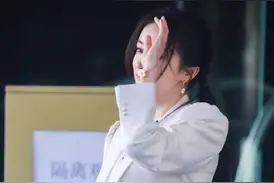 杨幂手腕戴小雏菊手链头扎双马尾分明是个小姑娘，难怪迷住魏大勋图片