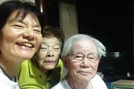 母亲得老年痴呆，她拍下了全过程，这个故事我得哭几斤眼泪水图片