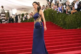 “山东土妞”逆袭成“世界富婆”，彪悍女邓文迪的借“夫”上位史图片