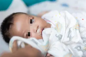 宝宝吐奶时，先抱起来还是先拍背？这些方法新手妈妈要学会图片
