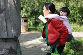 50岁母亲再婚，嫁48岁光棍后爸，还执意要为他生子，你怎么看？图片