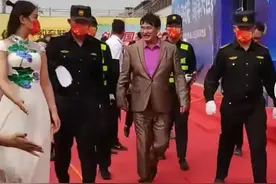朱之文演出现场！1.78米妙龄美女开路迎接，保安包围护驾图片