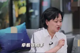 55岁央视主持鞠萍露面，身材发福胖出双下巴，30年不换发型显亲切图片