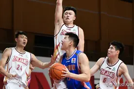 刘泽一，一个不投三分却啥活都会的内线，这或许就是杜锋最想要的图片