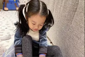 陈赫首晒大女儿露全脸照，4岁安安长相甜美，低眉浅笑模样像妈妈图片