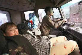 长途货车都是男女搭配，他们是夫妻吗图片